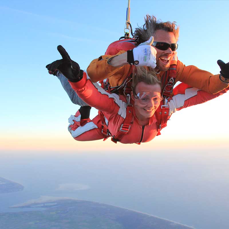 Geschenkgutschein Tandem-Fallschirmsprung 13.000 Fuß.