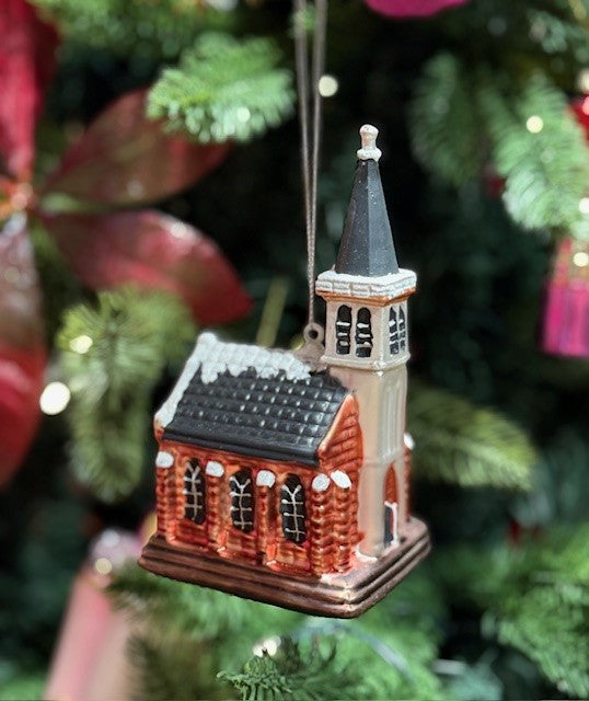 Weihnachtskugelschmuck in der Kirche von Den Hoorn