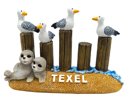 Texel meeuwen op palen met zeehonden